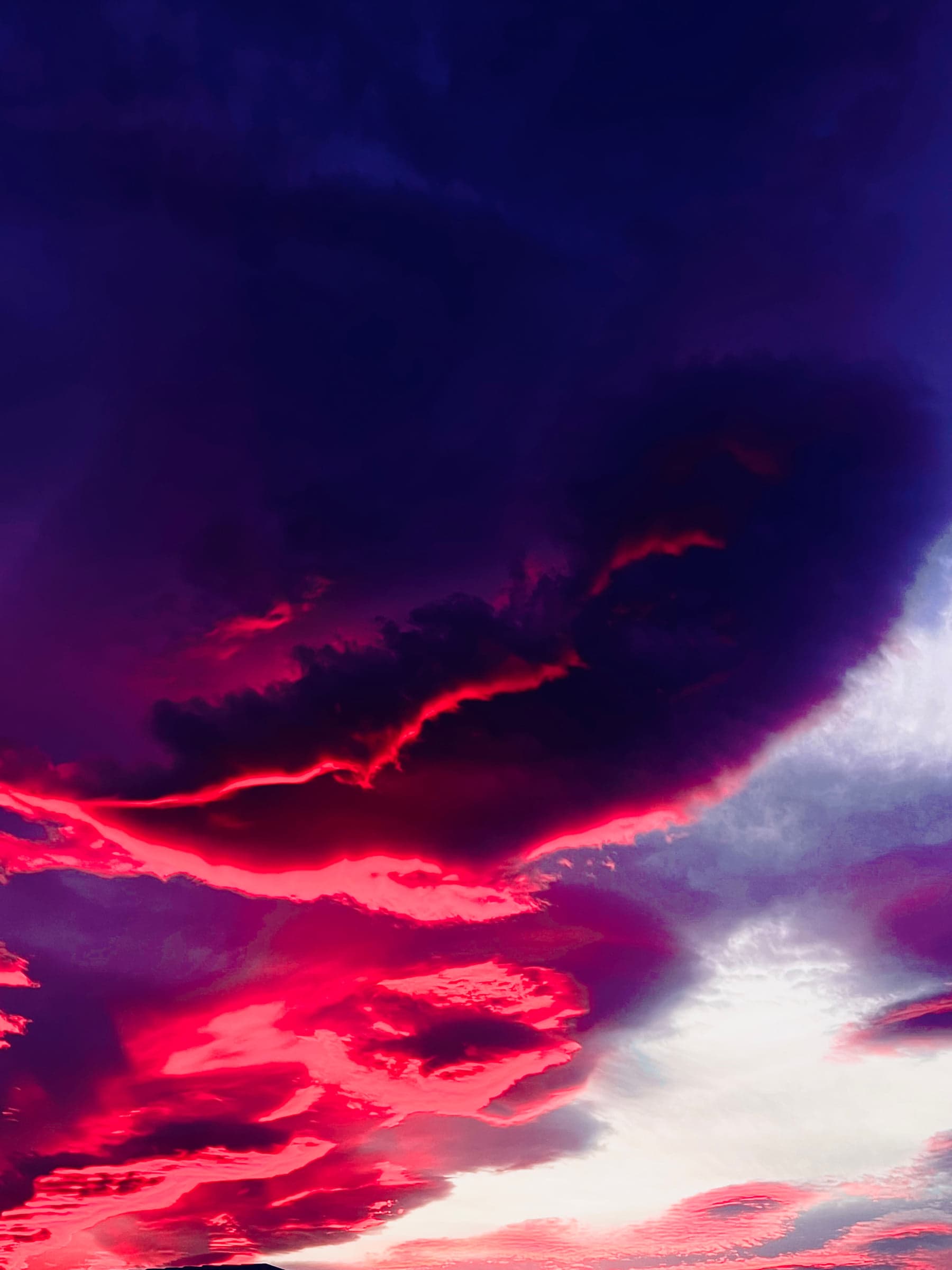 Ciel violet et rouge, nuages dramatiques