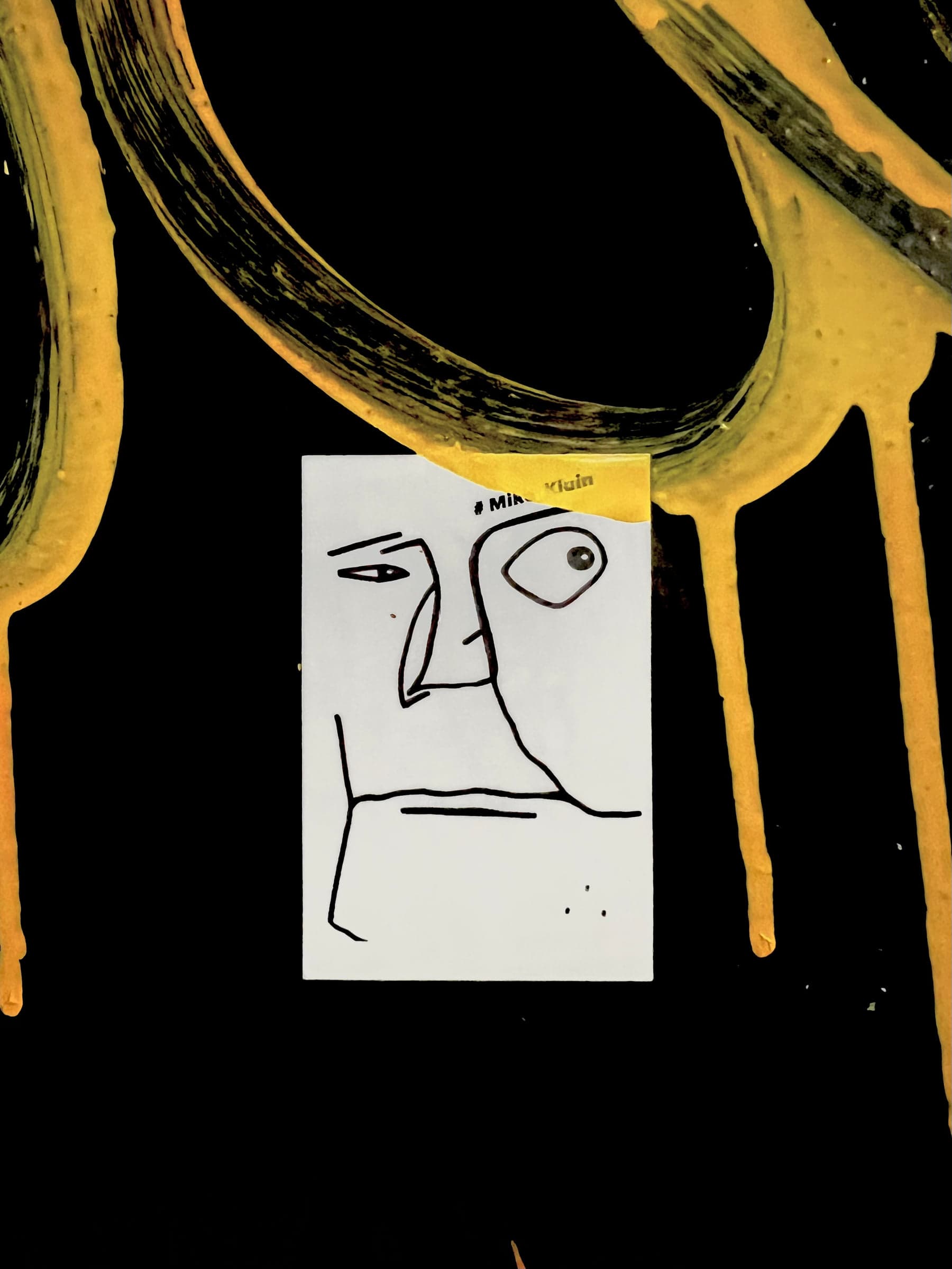 Coulures de peinture jaune encadrant un dessin au trait