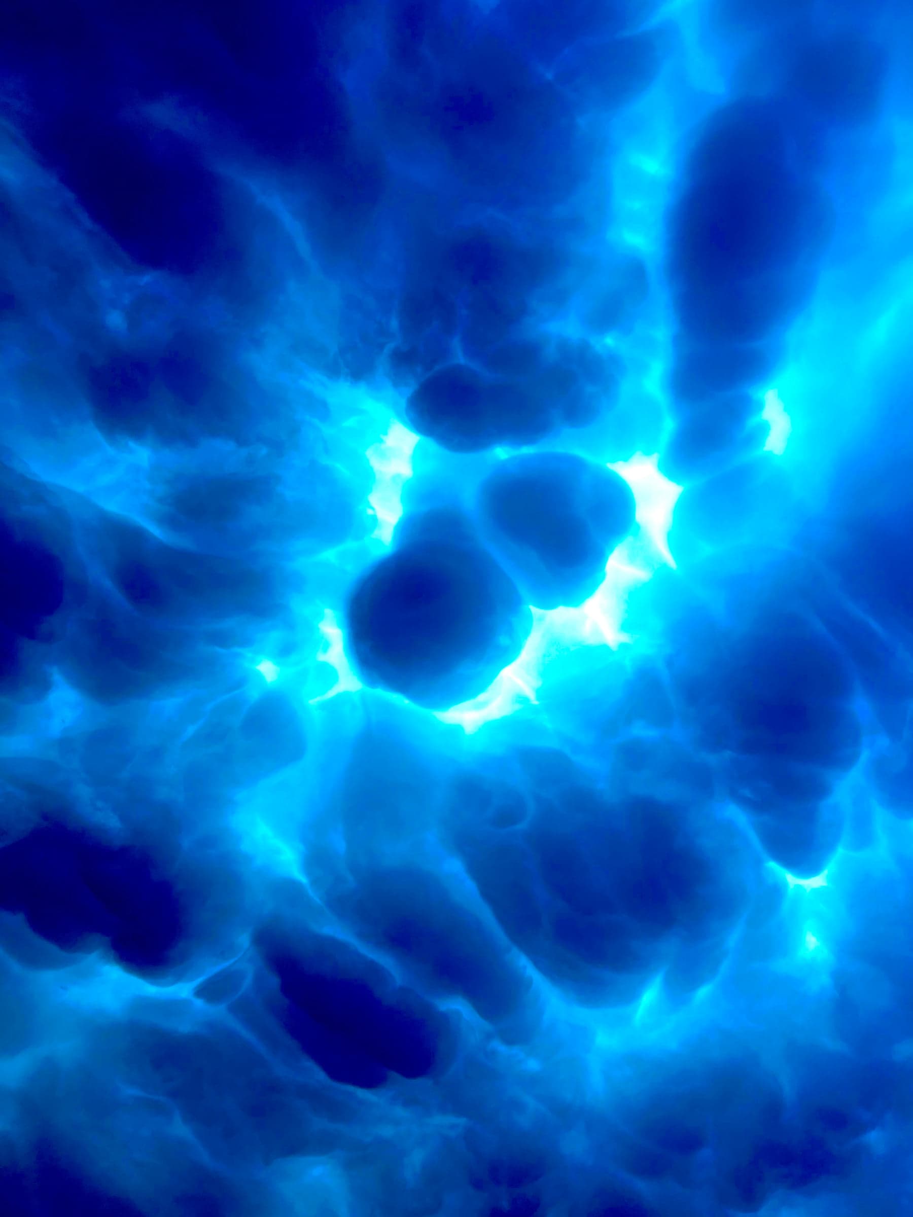 Eau bleue lumineuse, abstraite