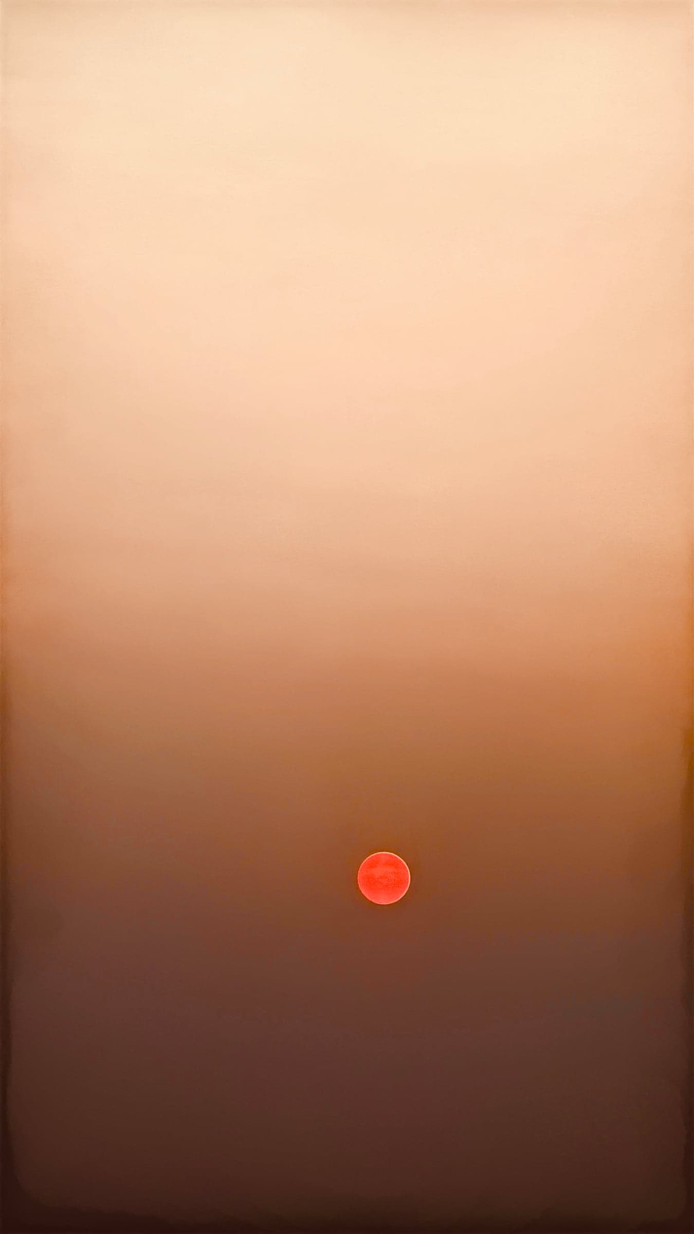 Soleil rouge noyé dans la brume, dégradé pur