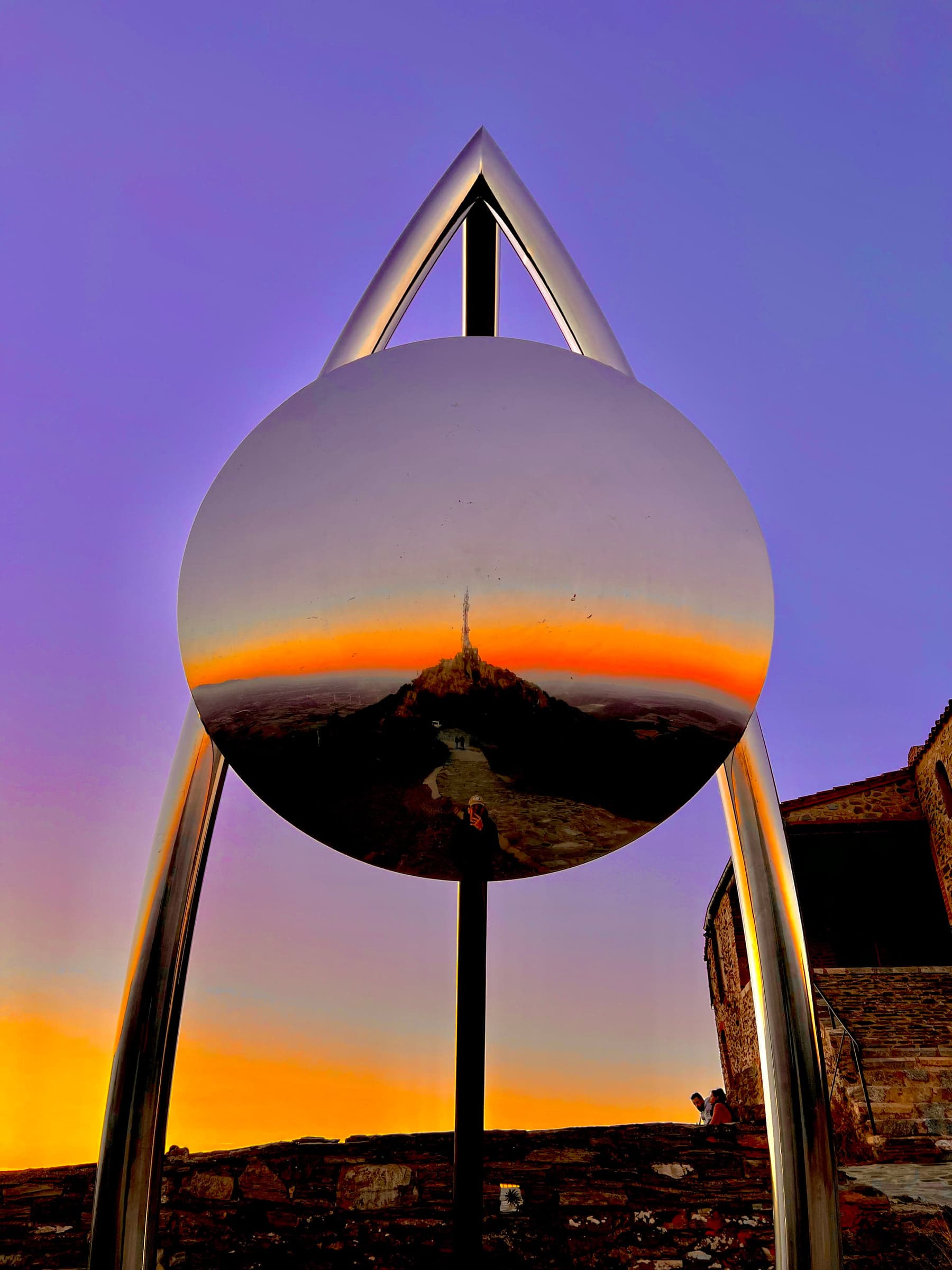 Sculpture en sphère miroir au couchant